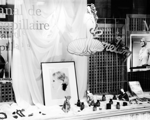 Valérie Belin, "Vitrines Luxembourg", 2003. Tirage au gélatino-bromure d’argent. 125 x 150 cm. Commande et Collection Mudam Luxembourg. Acquisition 2004 © Valérie Belin