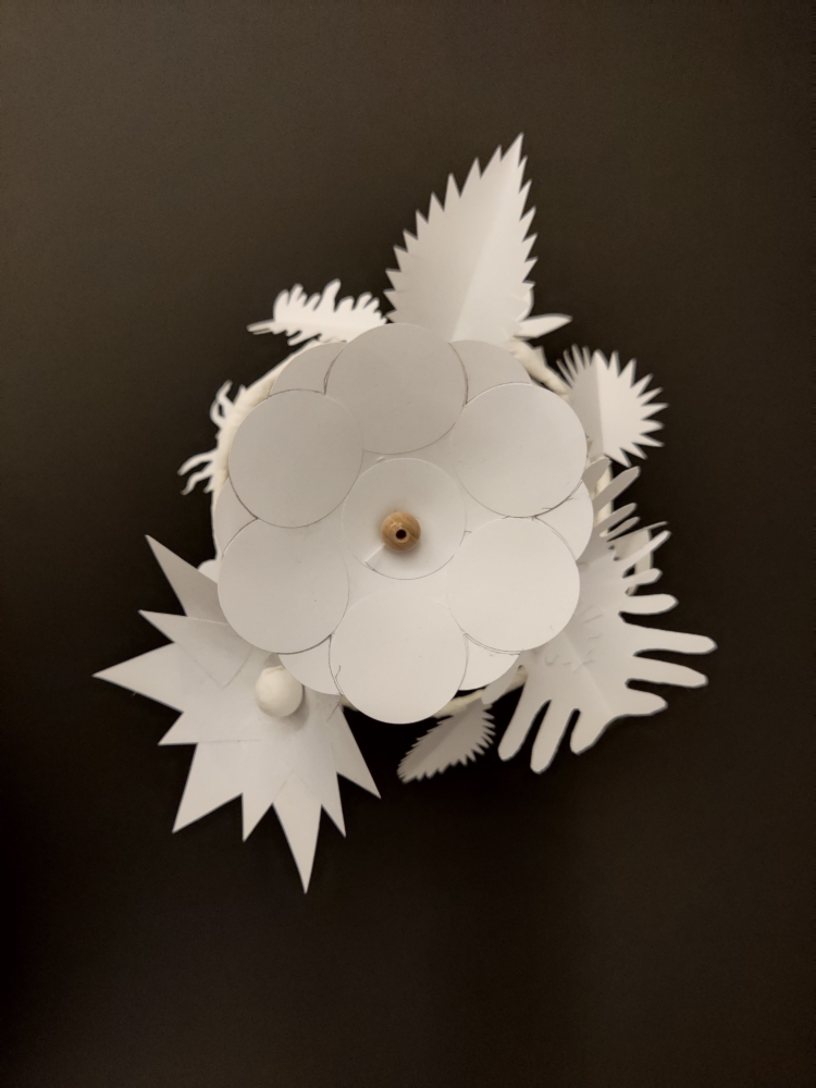 Un bouquet de fleurs en papier blanc réalisé au workshop de Steve Jakobs
